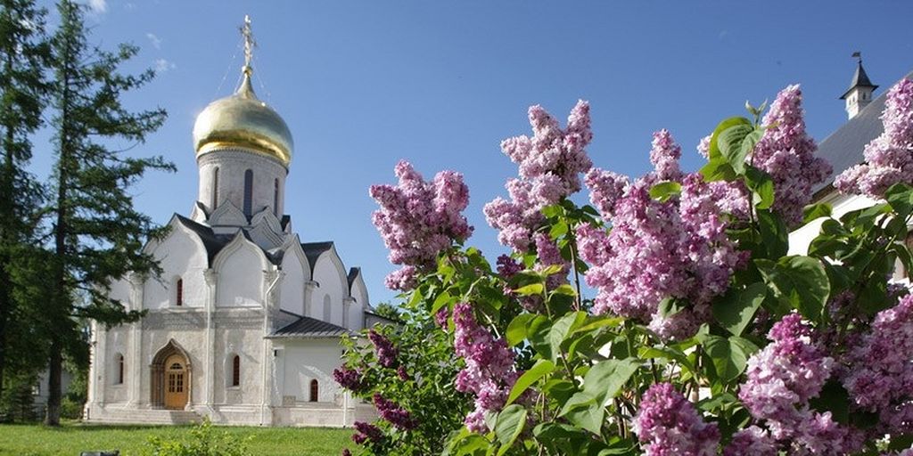 Церковь и черемуха