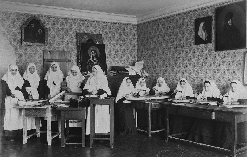 Des sœurs embossant des icônes dans le couvent de Diveyevo