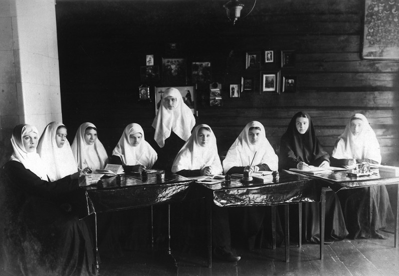 Sœurs entrant des noms dans les livres de commémoration de prière au couvent de Diveyevo
