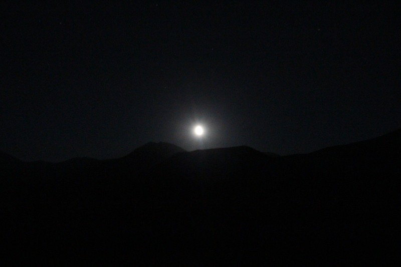 Луна поднимается над горами 