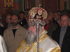 Metropolitan Athanasios of Limassol heads Christmas service in Russian parish
