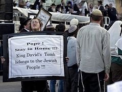 Jerusalem, ultra-Orthodox Jews occupy and drive Christian pilgrims from Upper Room