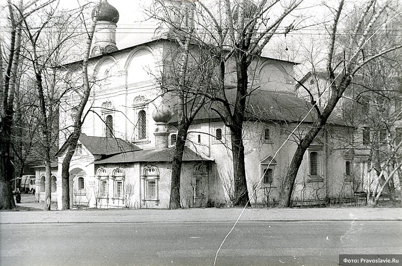 Сретенский монастырь незадолго до возвращения Церкви