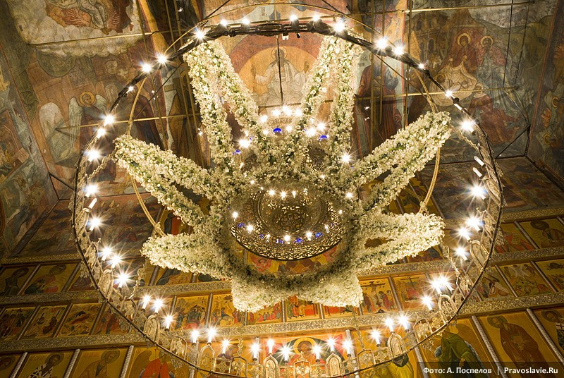 The khoros (chandelier), adorned for the Nativity of Christ