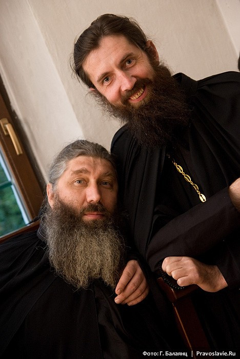 Иеромонах Лука (стоит) и иеродиакон Феофан