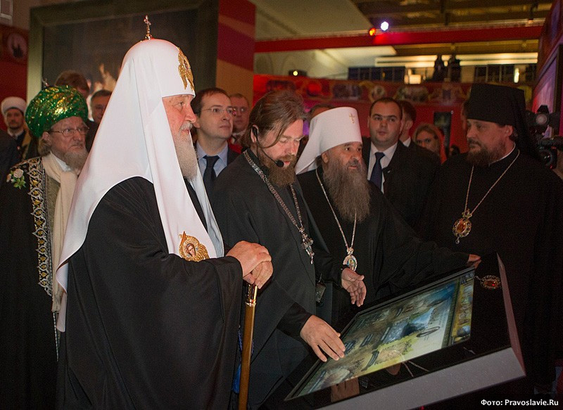 The Patriarch reviews the exhibition