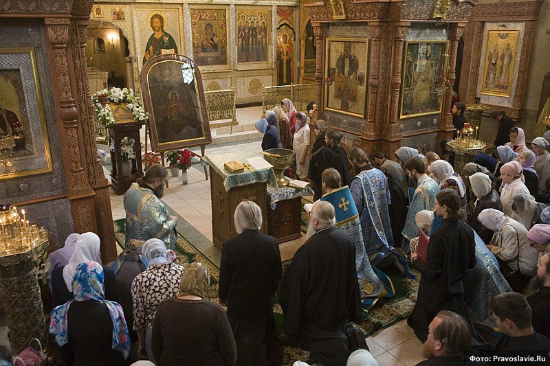 A moleben before the start of the ‘round-the-world travel dedicated to the reunification of the ROC and ROCOR, with the “Reigning” Icon of the Mother of God