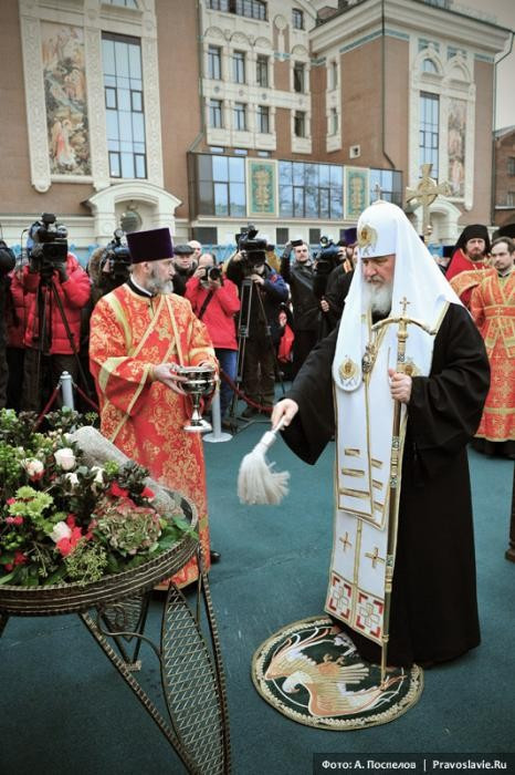 Святейший Патриарх Кирилл освящает закладной камень