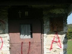 Terrorist graffiti appeared overnight in the vicinity of Dečani Monastery