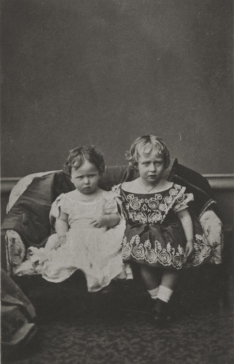 1865 г. Принцессы Елизавета и Виктория Гессенские