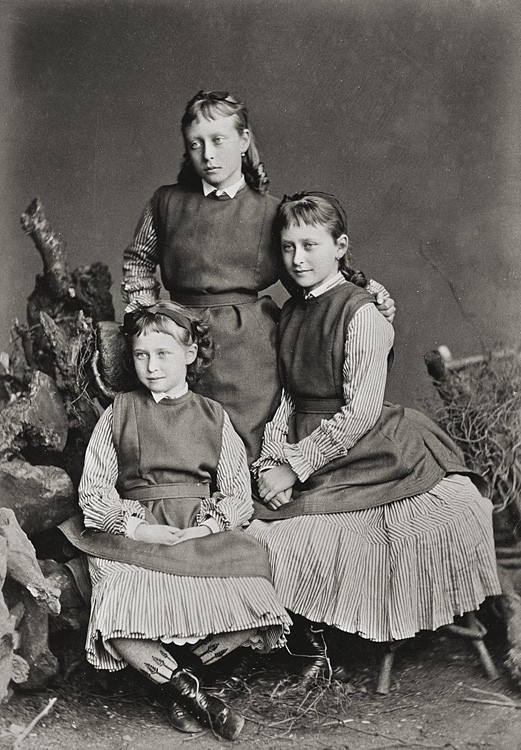 1875 г. Принцессы Виктория, Елизавета и Ирина Гессенские
