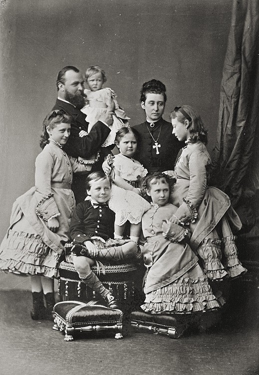 1875 г. Герцог Людвиг IV Гессенский с супругой, дочерьми и принцем Эрнстом Людвигом