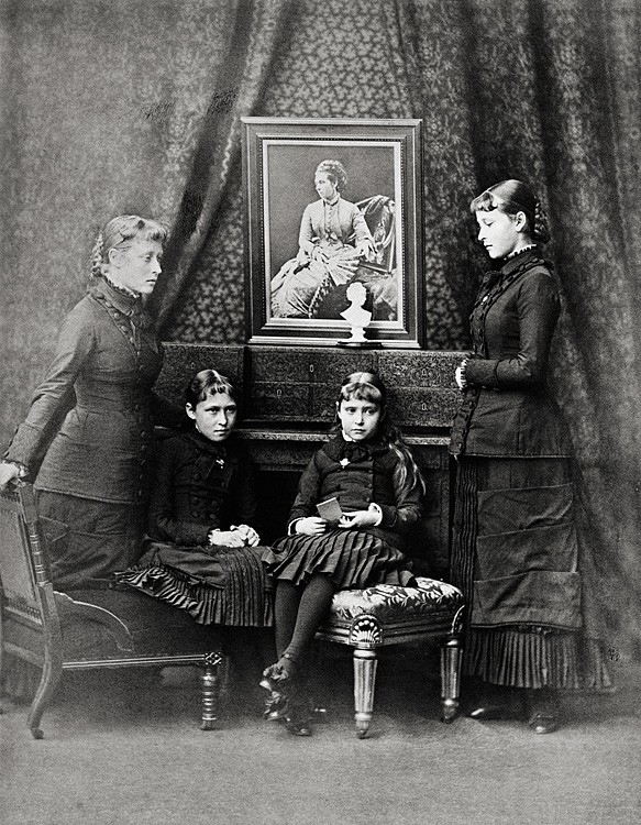 1879 г. Принцессы Виктория, Ирина, Аликс и Елизавета Гессенские у портрета усопшей матери