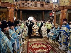 Святейший Патриарх Кирилл совершил Литургию в московском Сретенском монастыре
