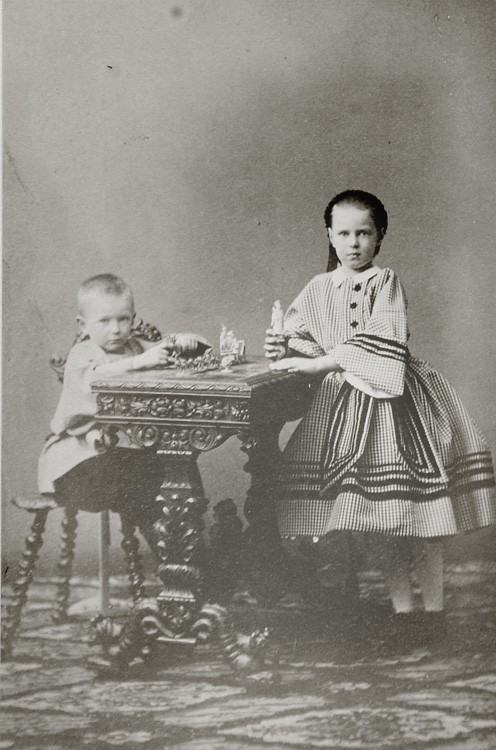 Великий князь Сергий Александрович со своей сестрой Марией. 1861 г.