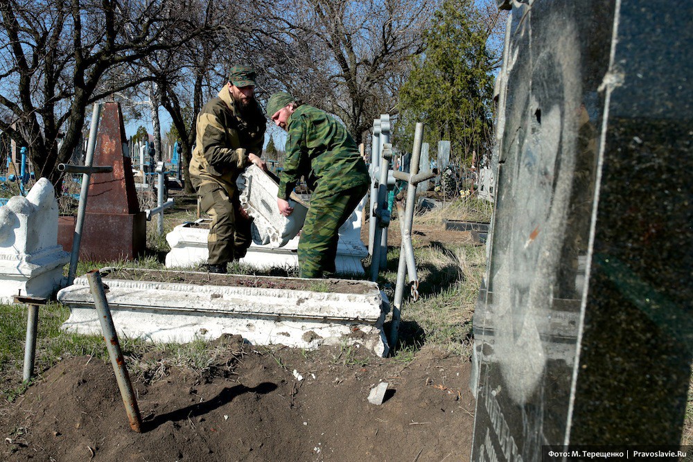 Ополченцы и местные жители приводят кладбище в порядок, чтобы на Радоницу навестить своих близких