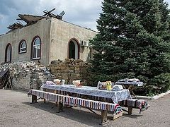 Community of a destroyed church in Donbass is helping the destitute