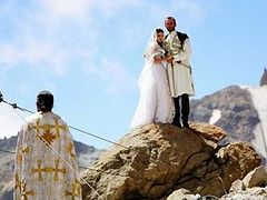 Love at first... height - A Georgian couple gets married at 4000m above sea level in Kazbegi