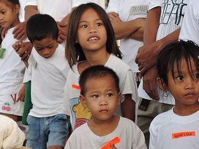 239 филиппинцев приняли святое крещение в Тихом океане