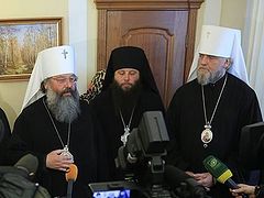 Metropolitan Kirill, Metropolitan German and Bishop Nicholas Speak at a Press Conference at Koltsovo Airport on the Veneration of the Kursk-Root Icon of the Mother of God