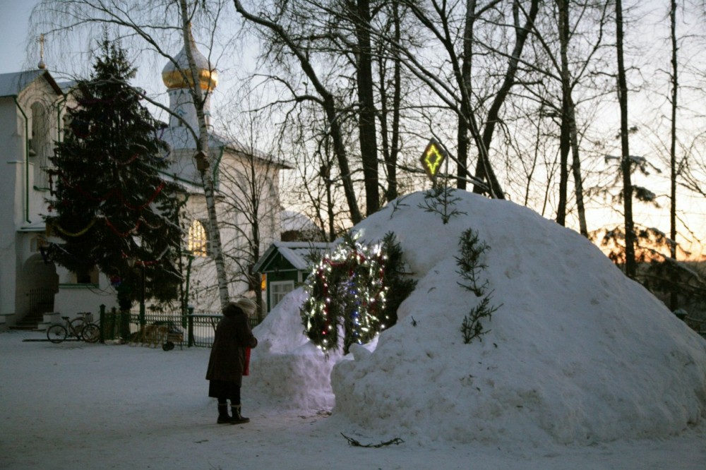 Christmas coming soon: у Казанского собора установили Рождественский вертеп