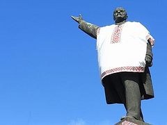 Ukraine says good-bye to its largest Lenin statue