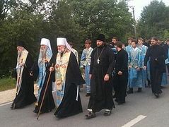 Thousands of believers join the all-Ukrainian cross procession at Pochaev Lavra