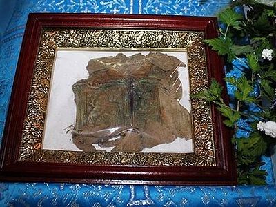 Смоленские поисковики нашли останки красноармейца с иконой-складнем