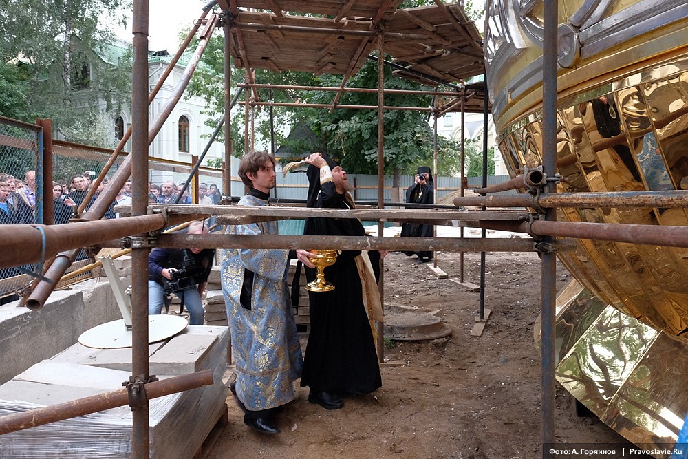 Епископ Егорьевский Тихон освящает главный купол