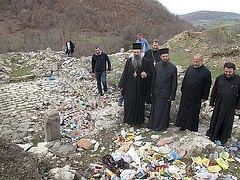 Albanians prevent Serbs from cleaning inside desecrated church
