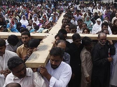 В Индии супружеская пара простояла 17 часов в ледяном пруду из-за отказа отречься от Христа