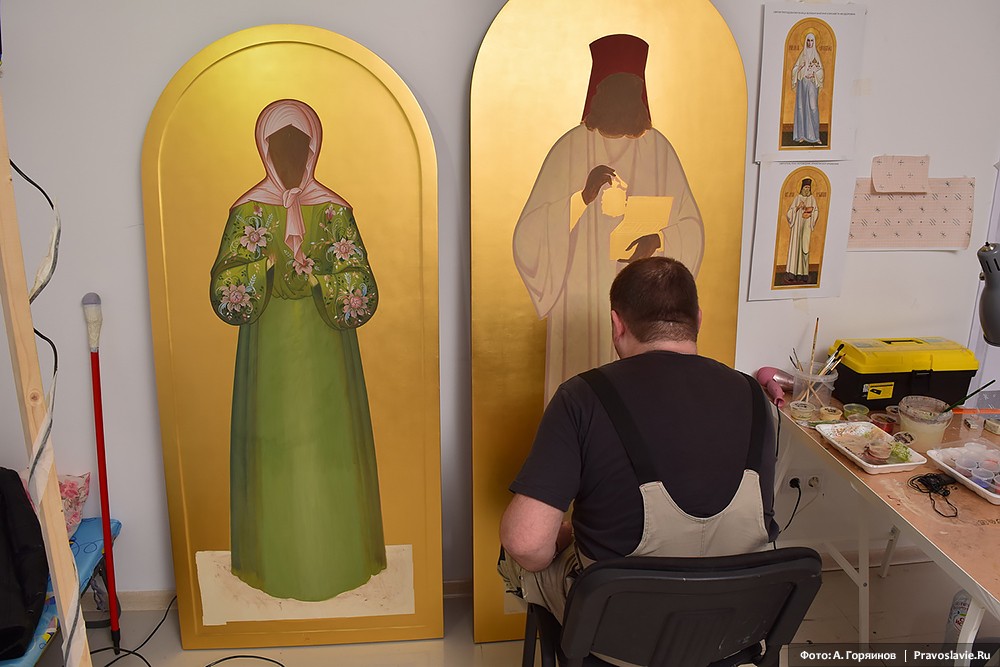 Travail sur les icônes de la Bienheureuse Matrone de Moscou et de Saint Luc de Crimée
