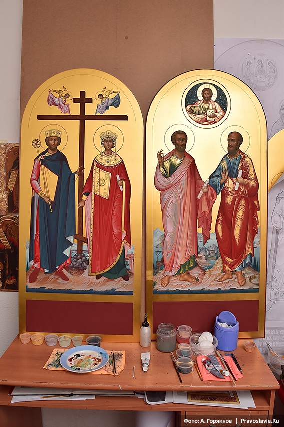 Icônes égales aux apôtres Constantin et Hélène, apôtres Pierre et Paul