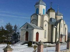 Canonical believers in Ternopil spend night in church to prevent seizure by schismatics
