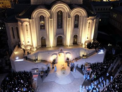 Божественная литургия у нового храма московского Сретенского монастыря
