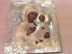 Minsk custom officers find ancient icon of Mother of God in package