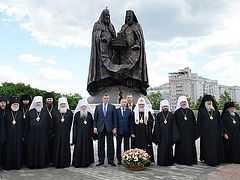 Monument to 10th anniversary of MP-ROCOR reunion consecrated at Christ the Savior Cathedral