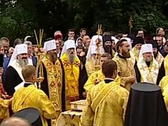 Moleben celebrated at Kiev monument to St. Vladimir, thousands prayerfully processing to Caves Lavra