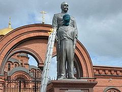 Monument to Tsar Nicholas II, Tsarevich Alexey in Novosibirsk attacked with axe
