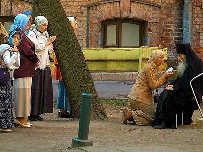 Общение с людьми монахам не мешает