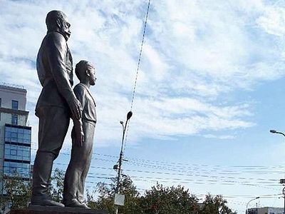 Протоиерей Александр Новопашин освятил восстановленный памятник святым царственным страстотерпцам