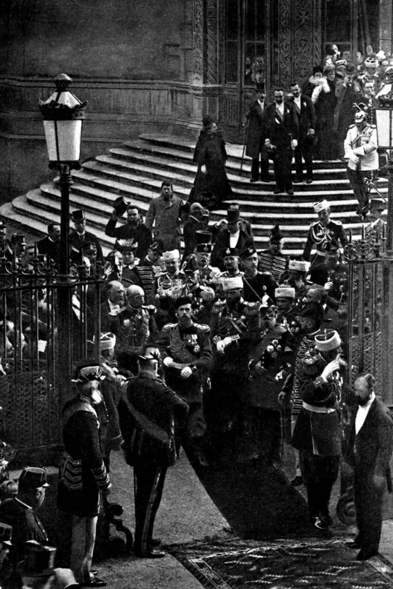 Император Николай II выходит из русского собора св. Александра Невского. Париж, 1896 г.