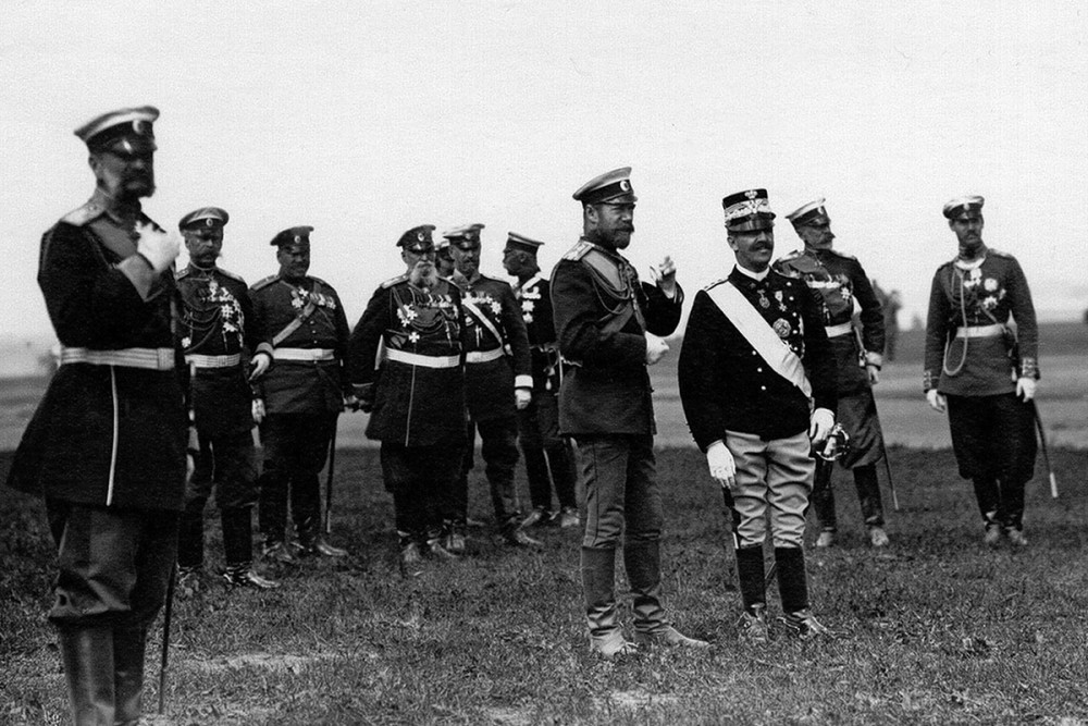 Император Николай II и король Италии Виктор Эммануил III на параде, июль 1902 г.