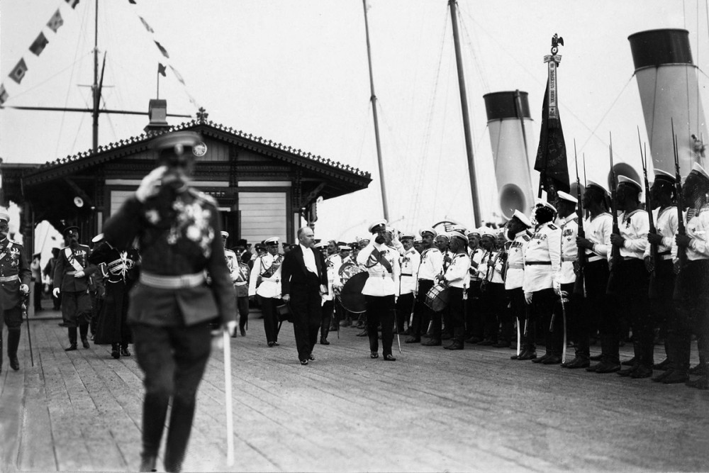 Государь и президент Франции Раймон Пуанкаре на пристани в Петергофе. Июль 1914 г.