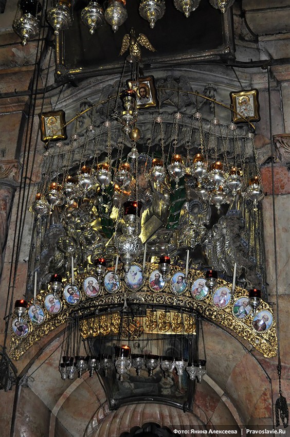 Храм Гроба Господня. Иконы и лампады над входом в Кувуклию