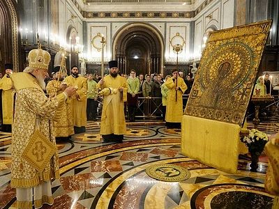 В канун дня памяти святителя Николая Чудотворца Патриарх Кирилл совершил всенощное бдение в Храме Христа Спасителя