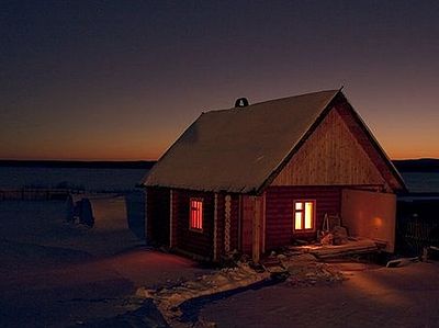 Свет в окне деревенского дома