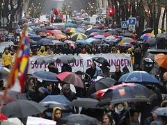 40,000 march through heavy Parisian rain to protest abortion