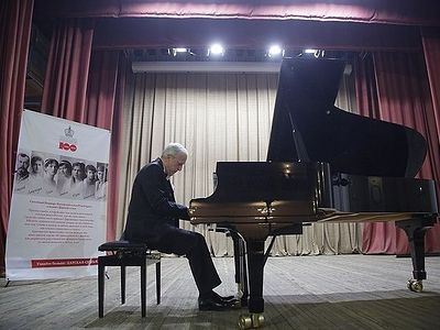 Выдающийся болгарский пианист Атанас Куртев посвятил свой концерт памяти Царской семьи