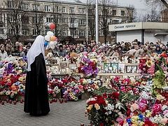 На 40-й день после пожара в торговом центре в Кемерове Патриарх Кирилл возложил цветы к месту трагедии